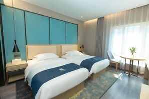A hotel room with two beds, a small table, and a chair. - Echarm Hotel (Beijing Yizhuang) (Beijing)