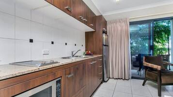Deluxe Studio, 1 King Bed, Pool Access, Ground Floor | Private kitchen