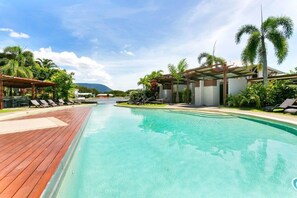 3 kolam renang terbuka 