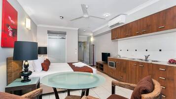 Deluxe Studio, 1 King Bed, Pool Access, Ground Floor | Living area