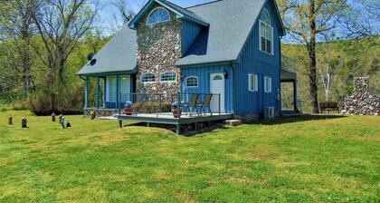 Ruby’s Landing Cottage w/ Deck & White River Views