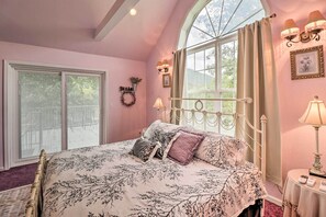 2 bedrooms, desk, iron/ironing board, Internet - Ruby’s Landing Cottage w/ Deck & White River Views (Mt Olive Township)