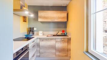 Een koelkast, een microgolfoven, een oven, een kookplaat