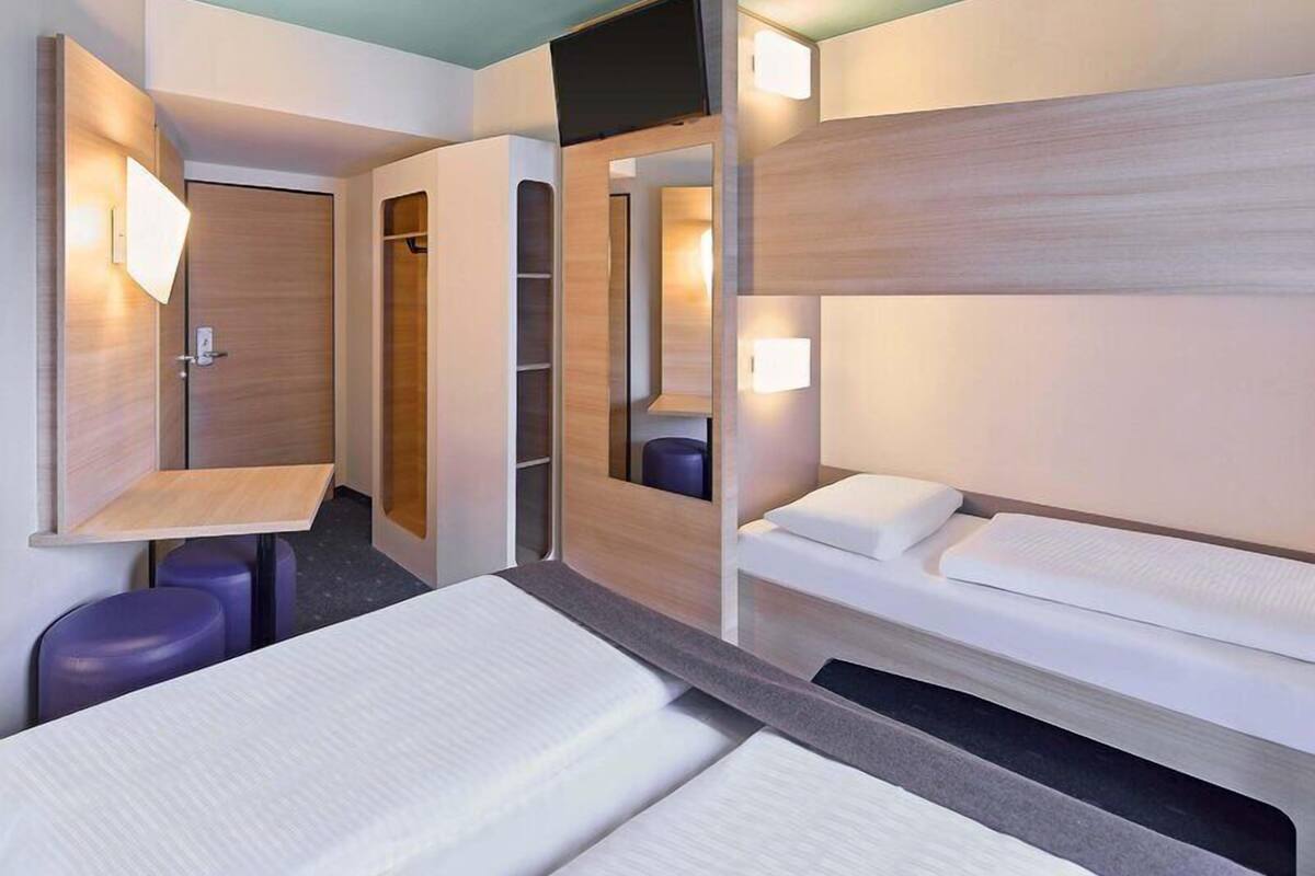 Habitación familiar | Escritorio y espacio para trabajar con un portátil