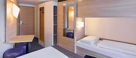 Habitación familiar | Escritorio y espacio para trabajar con un portátil