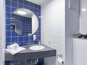 Een douche, een haardroger, handdoeken