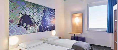 Habitación de hotel con dos camas, un cuadro abstracto grande en la pared, una mesita de noche con lámpara y una ventana con cortinas.