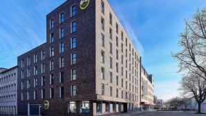 Een modern bed en breakfast hotel met een bakstenen gevel, meerdere ramen en een duidelijke ingang.