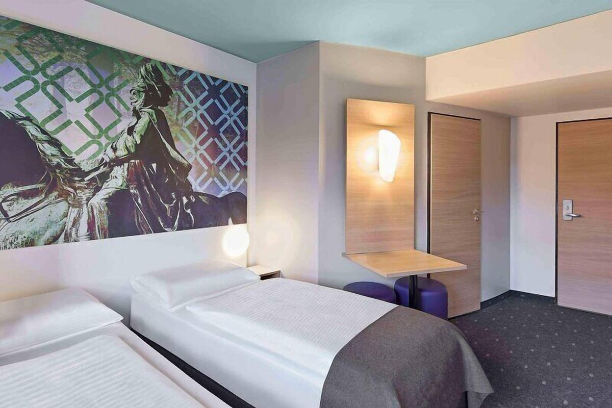 Habitación con 2 camas individuales | Escritorio y espacio para trabajar con un portátil