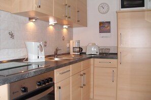 Fridge, microwave, oven - Apartment 3 / Kurhausstr. 4 - Apartments Valentin (Bad Harzburg)