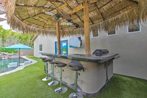 Property grounds - Indio Oasis w/ Private Saltwater Pool & Bar! (Indio)