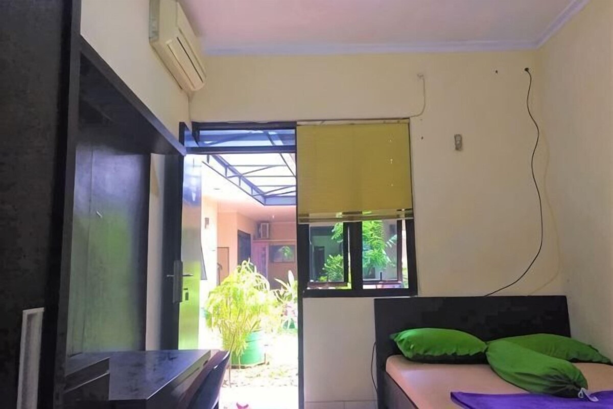 Desk, WiFi (free)