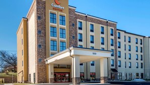 A Comfort Suites hotel with a modern design, featuring a prominent entrance and multiple floors. - Comfort Suites Camp Hill-Harrisburg West (Camp Hill)