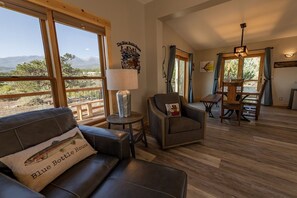 Fernseher, Kamin, Bücher