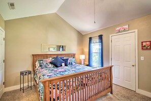 1 bedroom, desk, iron/ironing board, travel cot - Cozy Ironton Cabin w/ Shared Pool & Private Patio! (Ironton)