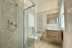 Douche, articles de toilette gratuits, sèche-cheveux, bidet