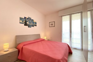 2 habitaciones, escritorio, tabla de planchar con plancha y wifi 