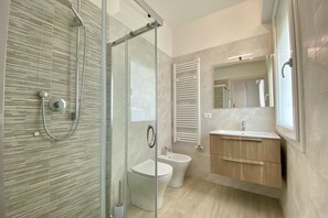 Suihku, ilmaiset hygieniatuotteet, hiustenkuivaaja, bidee