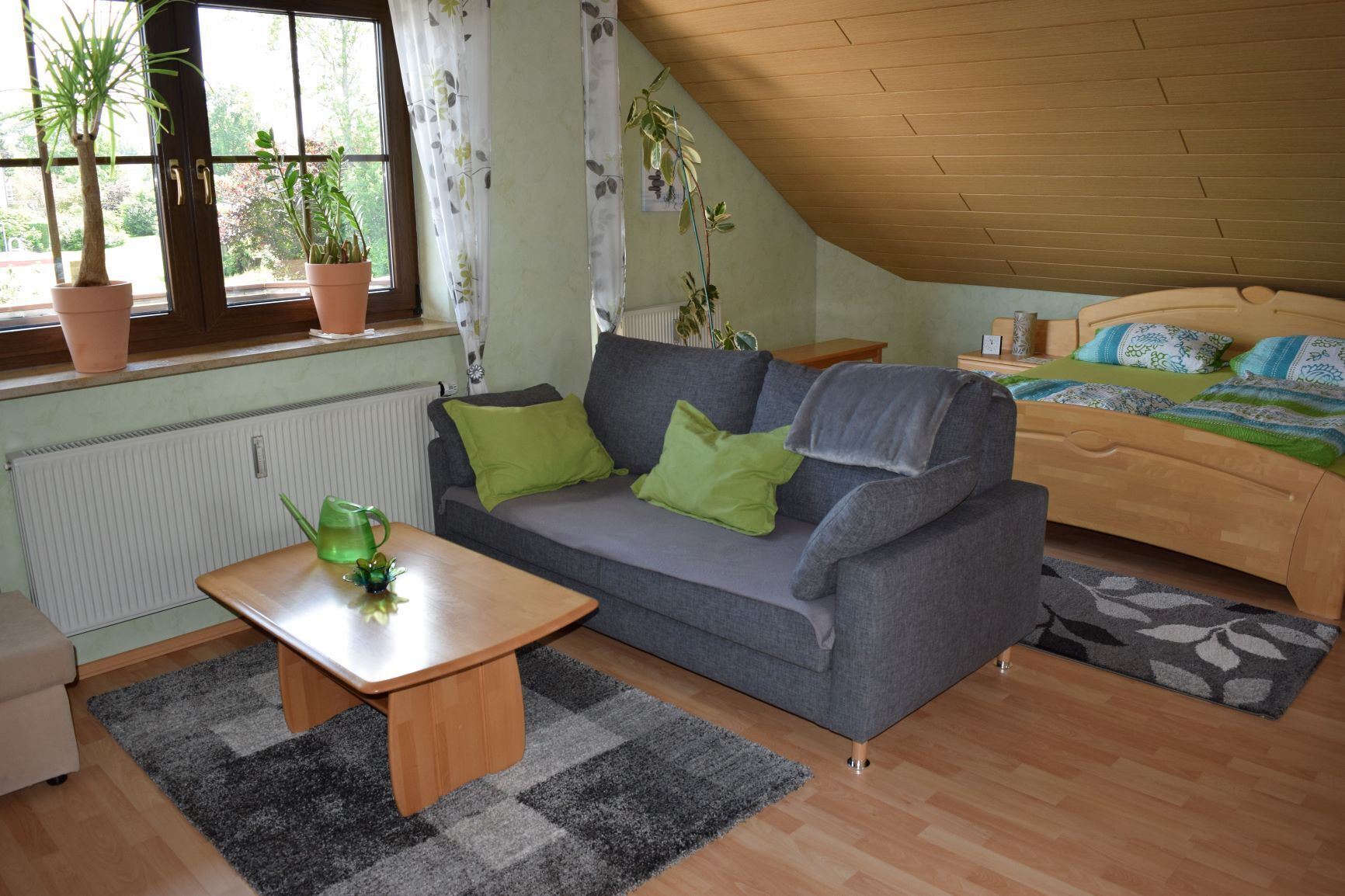 Ferienwohnung "Am Schloß 2" mit Balkon-Wohnzimmer mit Schlafcouch