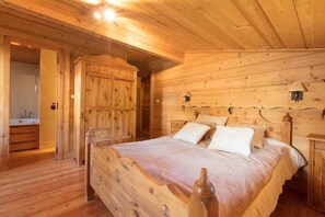 6 bedrooms, iron/ironing board, travel cot, free WiFi