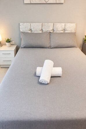 Bureau, fer et planche à repasser, Wi-Fi gratuit, draps fournis