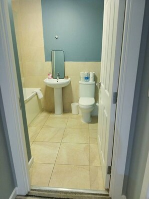 Gratis toiletartikelen, een haardroger, handdoeken