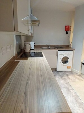 Stovetop, dining tables - BradfordLeisure & Business Apartment (Bradford)