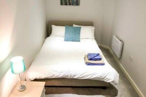 Bureau, fer et planche à repasser, Wi-Fi gratuit, draps fournis