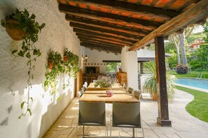 Outdoor dining - Happiness Can Be a Place (Premiá de Dalt)