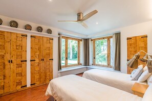 5 bedrooms, desk, iron/ironing board, free WiFi - Happiness Can Be a Place (Premiá de Dalt)