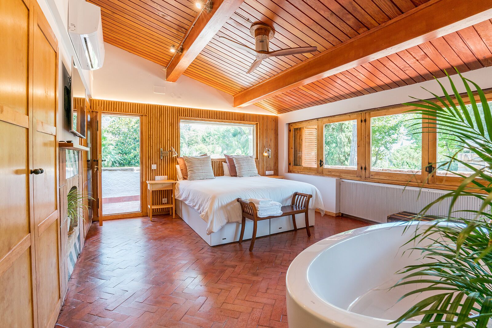 5 slaapkamers, een bureau, een strijkplank/strijkijzer, gratis wifi