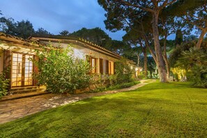 Exterior - Happiness Can Be a Place (Premiá de Dalt)