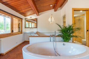 Bañera, secador de pelo, toallas y jabón