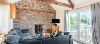 Cosy Fisherman's Cottage with Balcony & Sea Views