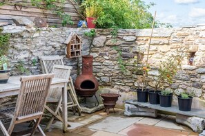 Outdoor dining - Cosy Fisherman's Cottage with Balcony & Sea Views (Turnchapel)