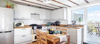 Cosy Fisherman's Cottage with Balcony & Sea Views