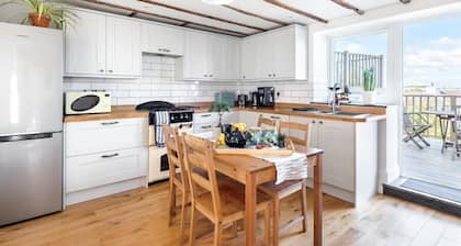 Cosy Fisherman's Cottage with Balcony & Sea Views
