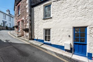 Exterior - Cosy Fisherman's Cottage w/ Balcony & Sea Views (Turnchapel)