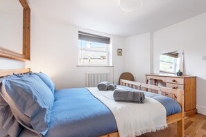 2 bedrooms, iron/ironing board, travel cot, WiFi - Cosy Fisherman's Cottage with Balcony & Sea Views (Turnchapel)