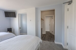 Twin Room (Room 4) | Individually decorated, soundproofing, free WiFi, bed sheets - The Sleep-Inn Hare (Herne Bay)