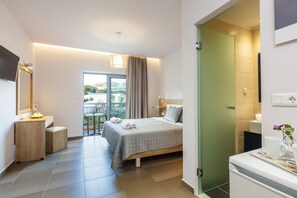 Quadruple Room with Side Sea View | Hochwertige Bettwaren, Tempur-Pedic-Betten, Zimmersafe