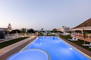 Piscine extérieure (ouverte en saison), parasols de plage