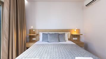 Standard Room with Side Sea View | Premium bedding, Tempur-Pedic beds, in-room safe, blackout curtains