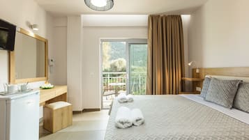 Driepersoonskamer | Luxe beddengoed, Tempur Pedic-bedden, een kluis op de kamer