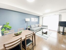 3ベッドルームアパートメント バルコニー付き 301号室 | 客室内のダイニングエリア