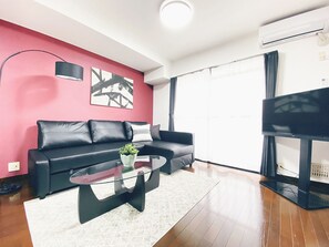 3ベッドルームアパートメント バルコニー付き 401号室 | リビング エリア | 40 インチの薄型テレビ (デジタル放送視聴可)、テレビ