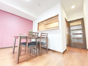公寓, 3 間臥室, 陽台 (402) | 房內用餐區