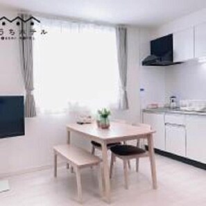 Apartment, 1 Bedroom, Balcony (301) | Makan dalam bilik