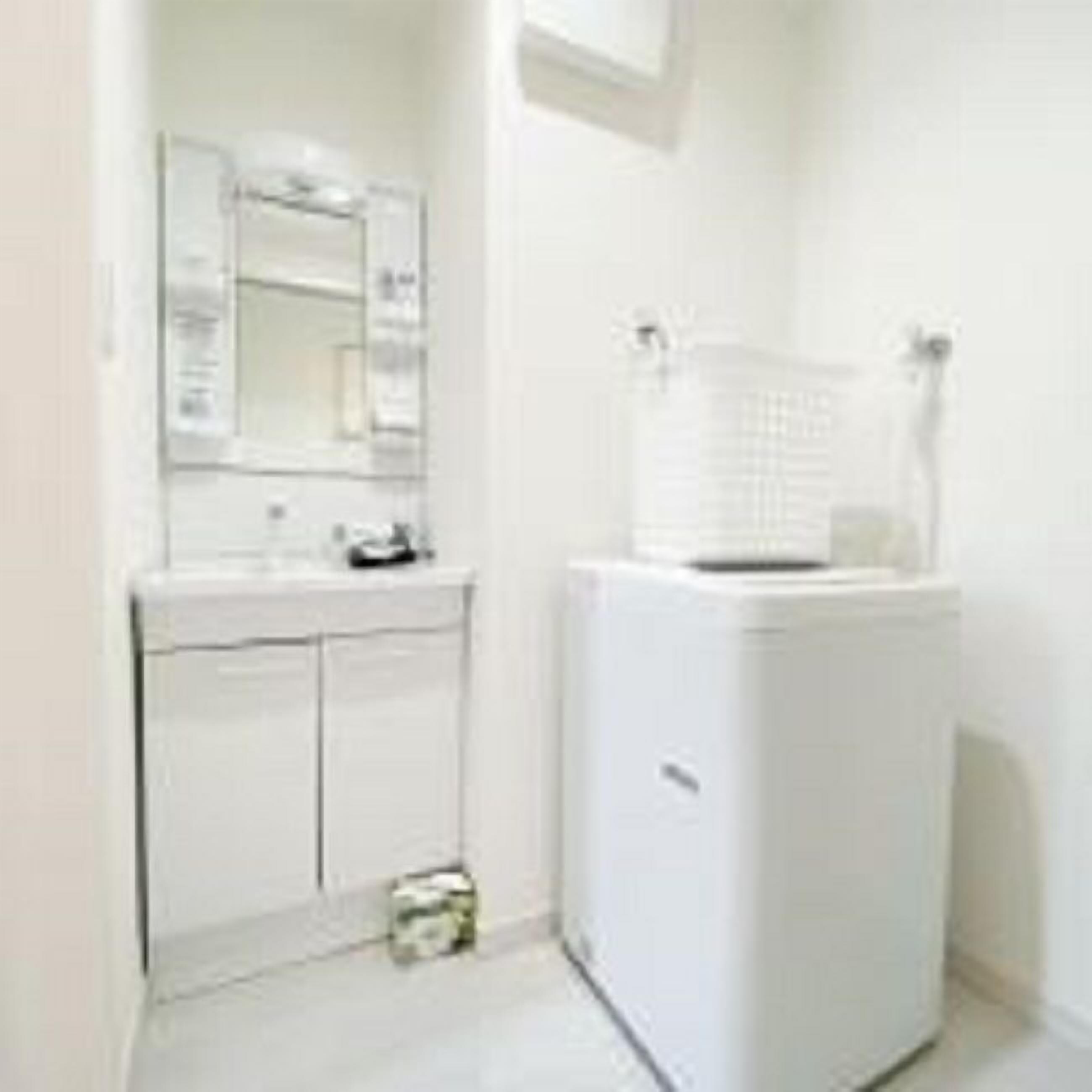 Separate tub and shower, deep soaking tub, free toiletries, hair dryer