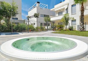 Outdoor spa tub - Villa Amalia 22: Top floor apartment with solarium (Torrevieja)